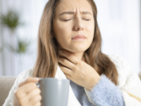 Afonía y dolor de garganta: mujer con dolor 