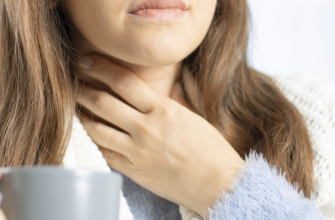 Afonía y dolor de garganta: mujer con dolor 