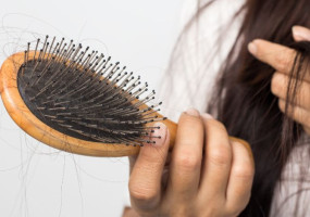 Caída de pelo repentina: causas y soluciones
